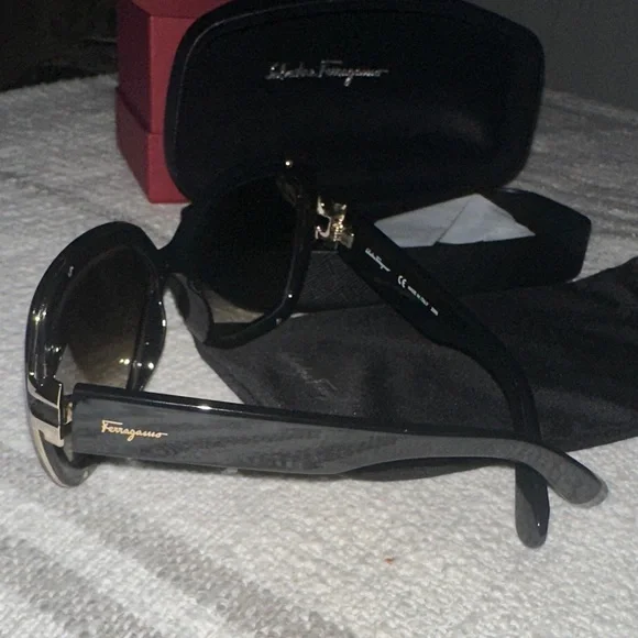 Salvatore Ferragamo Black Oversized Sunglasses - Picture 6 of 10